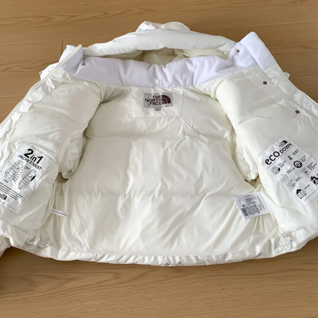 Women's model 💰P380 Style number: Y 165 The north face 🇰🇷Korean limited edition 2-in-1️⃣ short shoulder sleeve down jacket. Made of windproof fabric and high-density physical wind barrier, it can effectively reduce heat loss due to convection while also protecting the body's microclimate. The interior is filled with extremely fluffy duck down, which has high energy-keeping properties and is lightweight and warm. Two-wear design, the sleeves can be attached and removed at will through the wrap-around zippers on both sides, and the jacket turns into a vest in an instant, making it a two-wear suit, suitable for changing seasons. The embroidered brand LOGO is smooth and fine, full of texture and more recognizable. The hem is adjustable and has a built-in drawstring buckle, which can be adjusted and retracted at will, allowing for more dressing possibilities. (Sleeves are removable) Color: Brown Black White Size: XS-XL